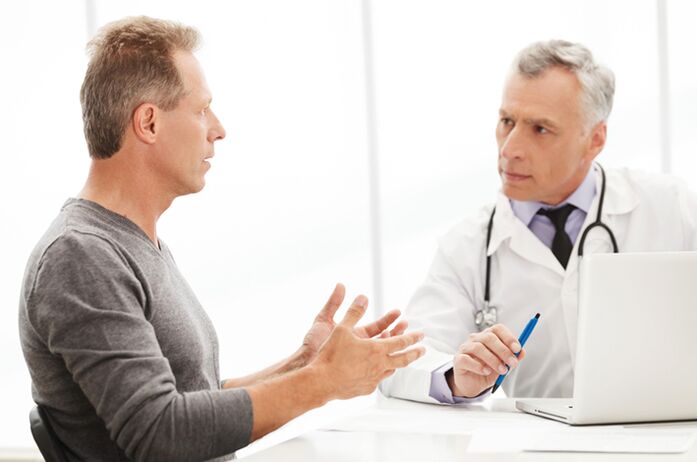 Un home con prostatite crónica na cita dun médico